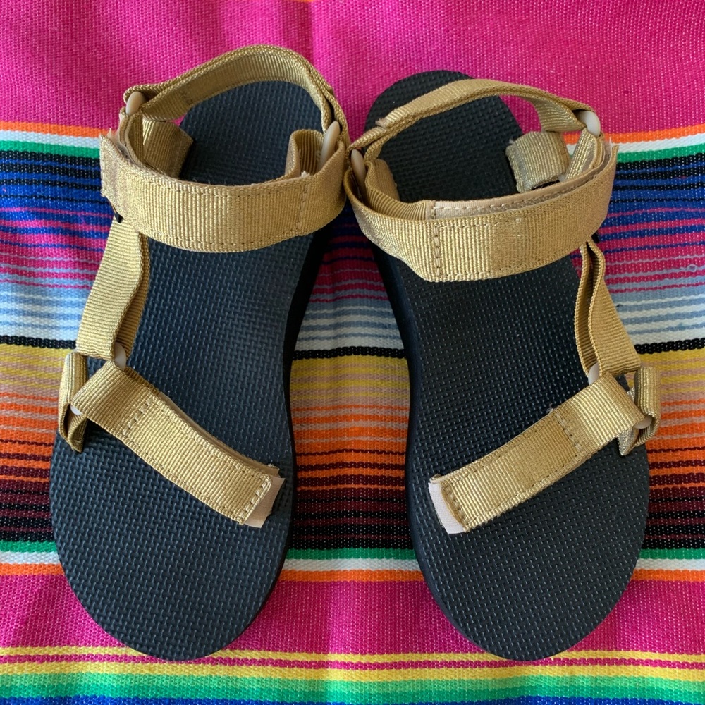 Teva Flatform Universal—Metallic Gold
